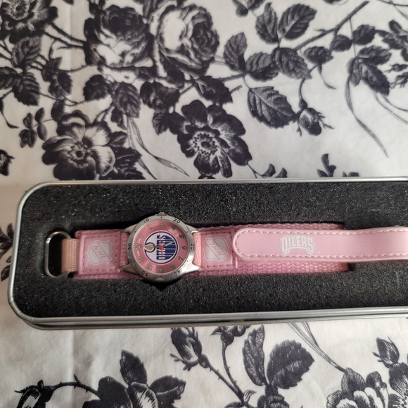 Women's gentle used Oilers pink watch - Picture 2 of 5